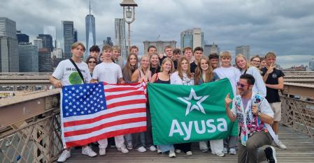 New York Orientation Gruppe mit USA und Ayusa Flagge auf der Brookyln Bridge