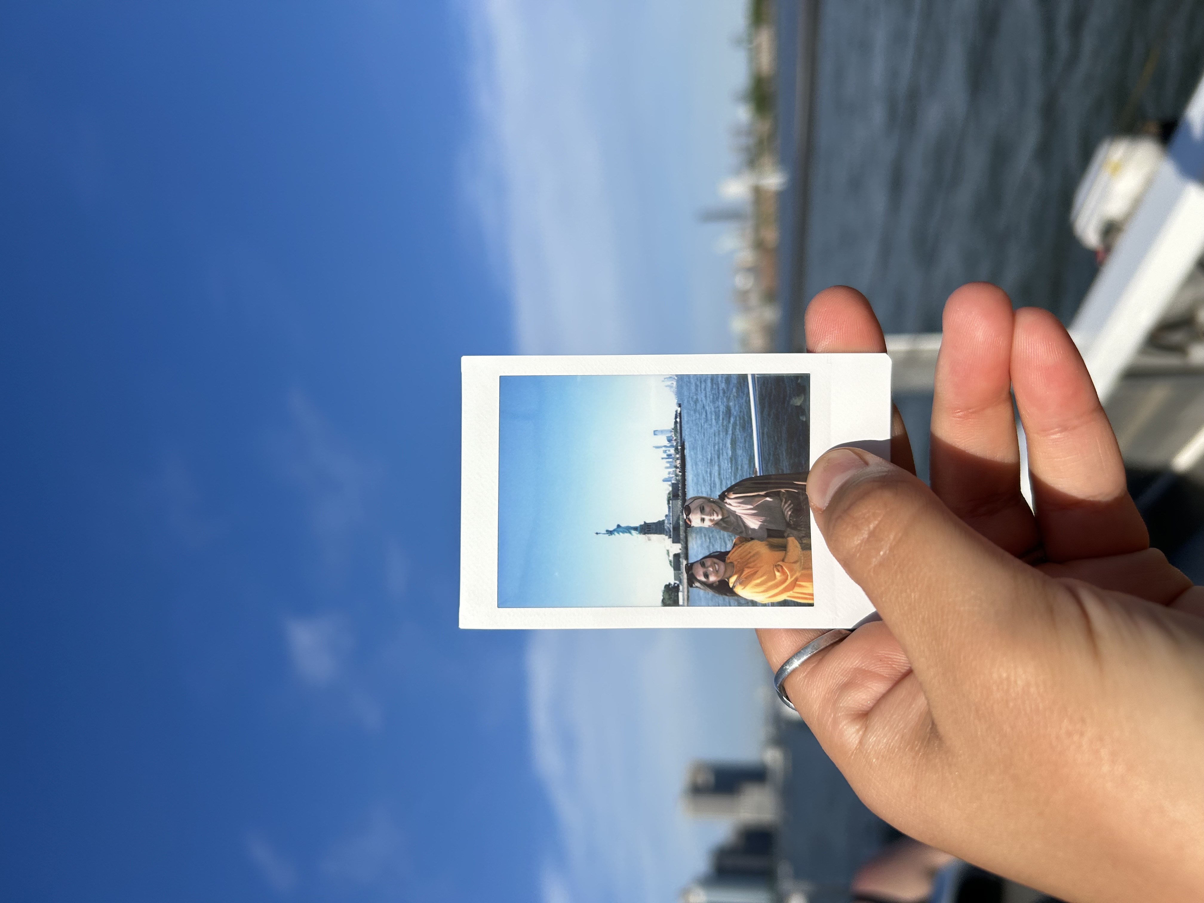 Polaroid vor Freiheitsstatue mit zwei Freundinnen