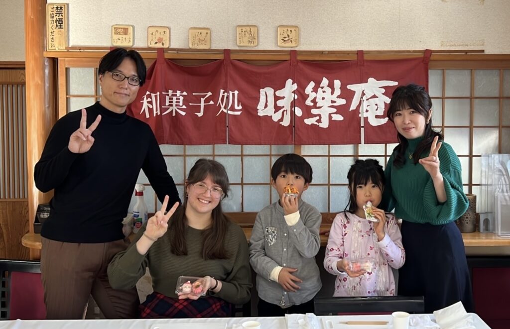 Austauschschülerin mit ihren Gasteltern und den beiden Gastkindern