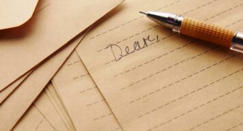 towfiqu-barbhuiya-6FpGIdn45_A-unsplash Nahaufnahme eines Briefes, auf dem