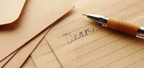 towfiqu-barbhuiya-6FpGIdn45_A-unsplash Nahaufnahme eines Briefes, auf dem