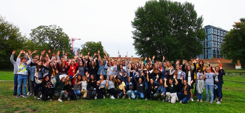 Ein Gruppenfoto unserer Schüler vom High School Returnee-Treffen  im Park mit dem Fernsehturm im Hintergrund.