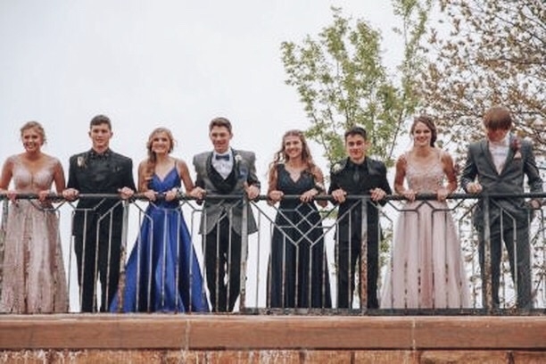 Eine Gruppe von Schüler:innen beim amerikanischen Prom