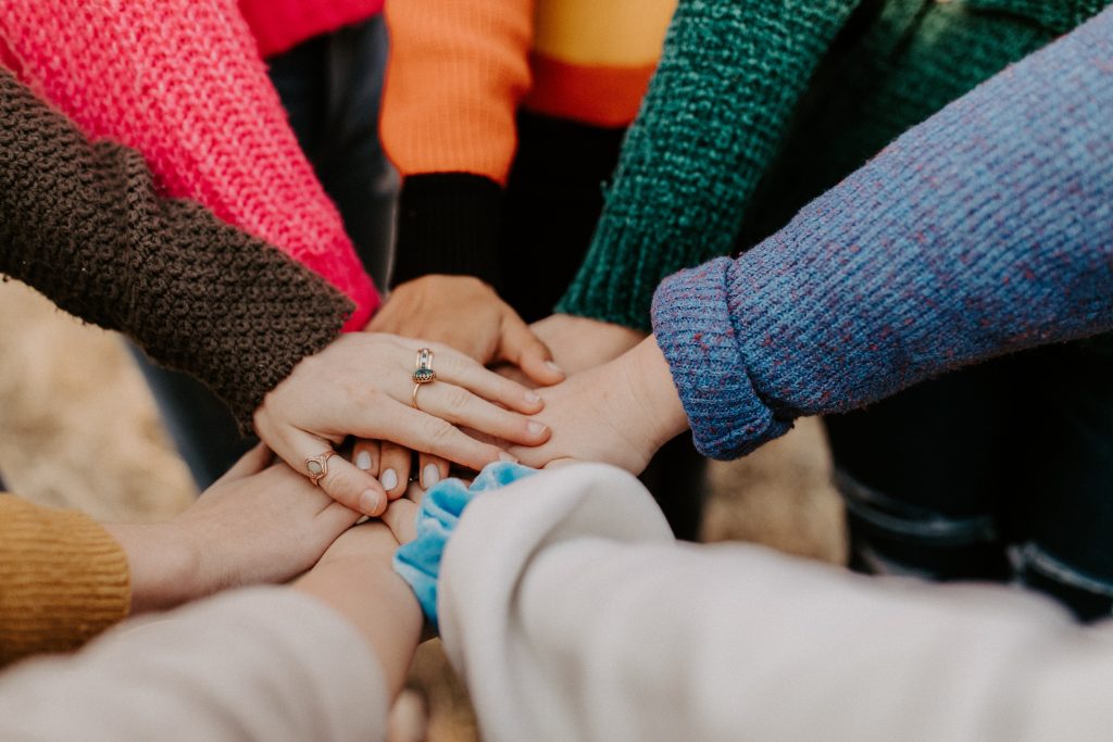 Teamwork erleichtert das Freunde finden