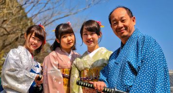 Japanische Familie in traditioneller Kleidung