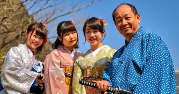 Japanische Familie in traditioneller Kleidung