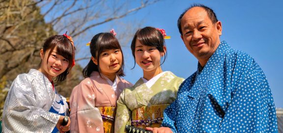 Japanische Familie in traditioneller Kleidung