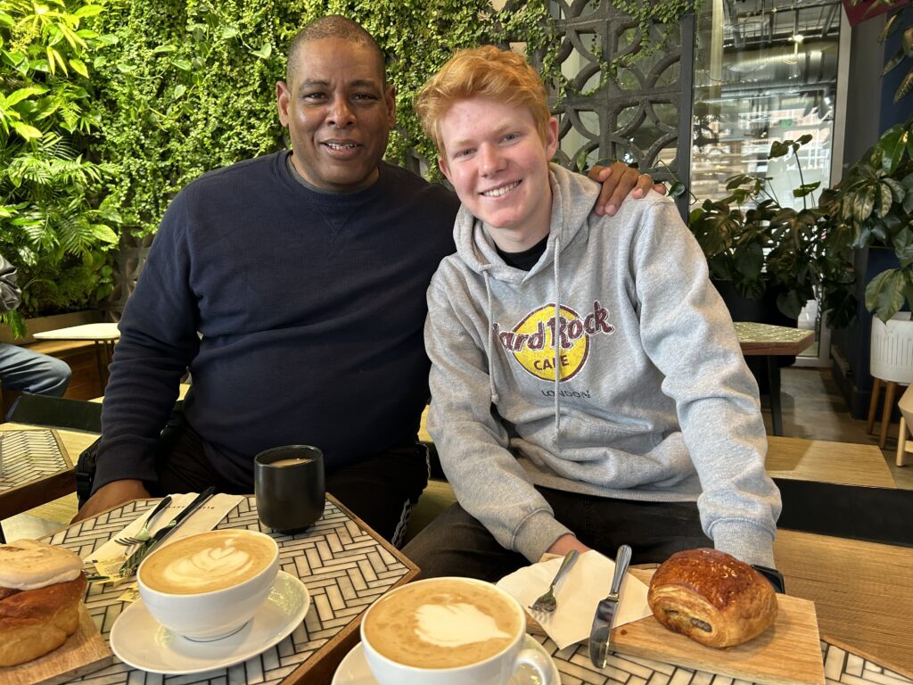 Austauschschüler mit seinem Gastvater beim Frühstück