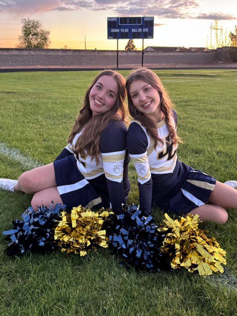 zwei Cheerleaderinnen auf dem Footballfeld einer High School