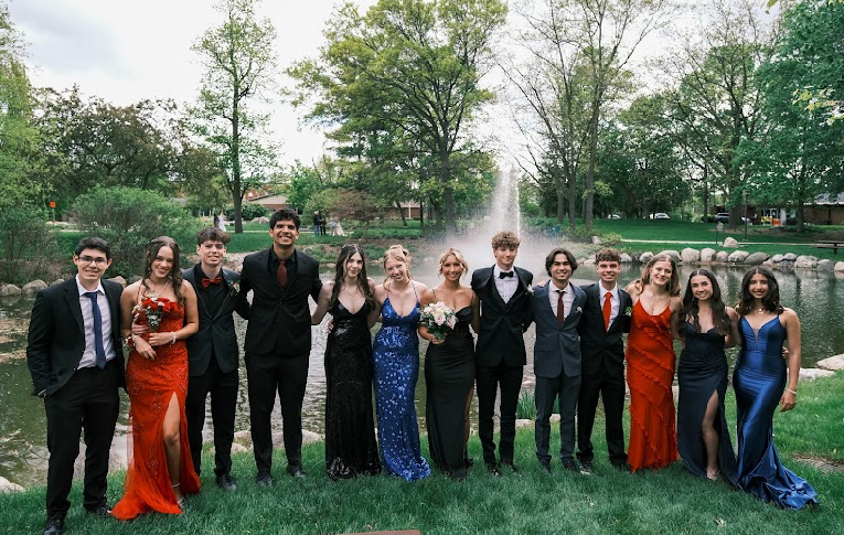 Freundesgruppe in Promkleidern