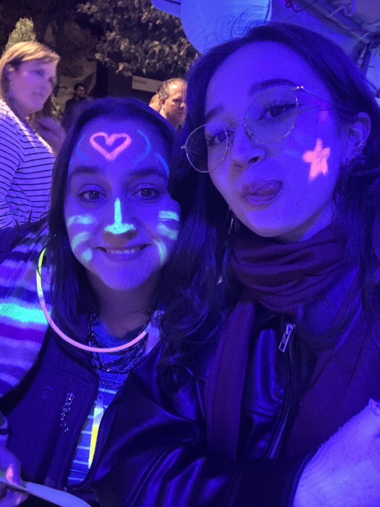 Zwei Freundinnen beim Schwarzlicht Party