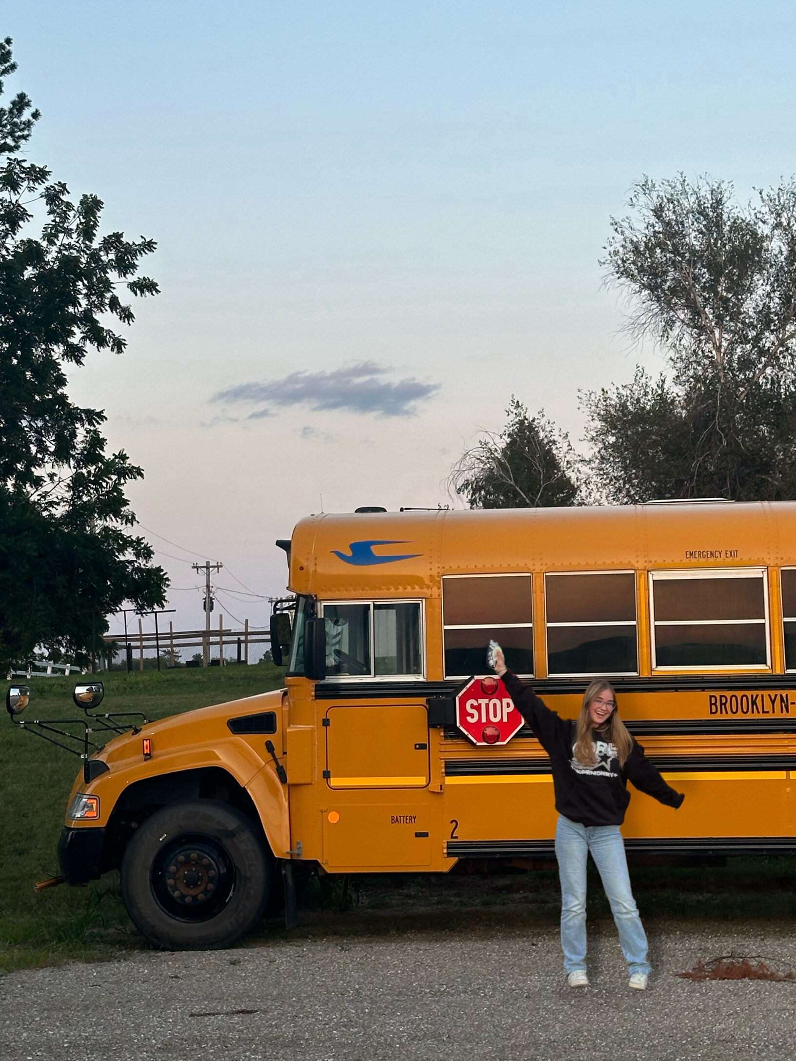 Mädchen vor Schulbus USA