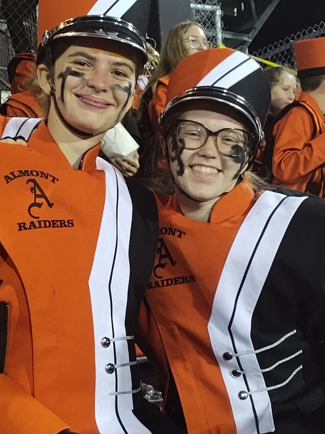 Zwei Schüler in Uniform einer Marching Band