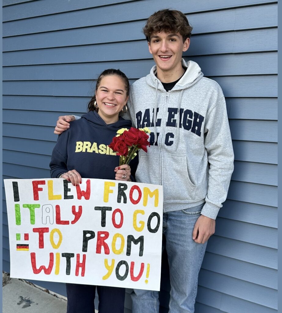 Junges Paar mit Schild zum Prom