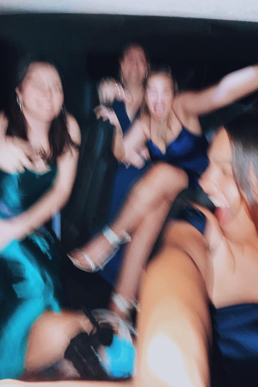 Mädchen in Promkleidern im Auto