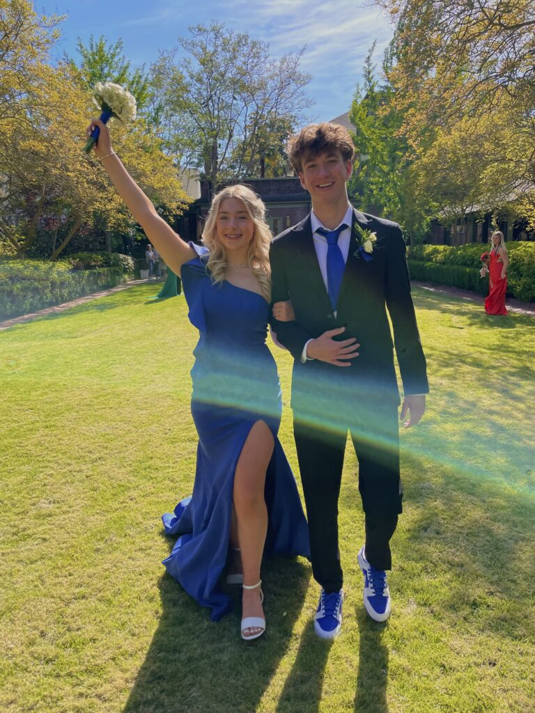Junge und Mädchen in Ballkleidung auf Wiese