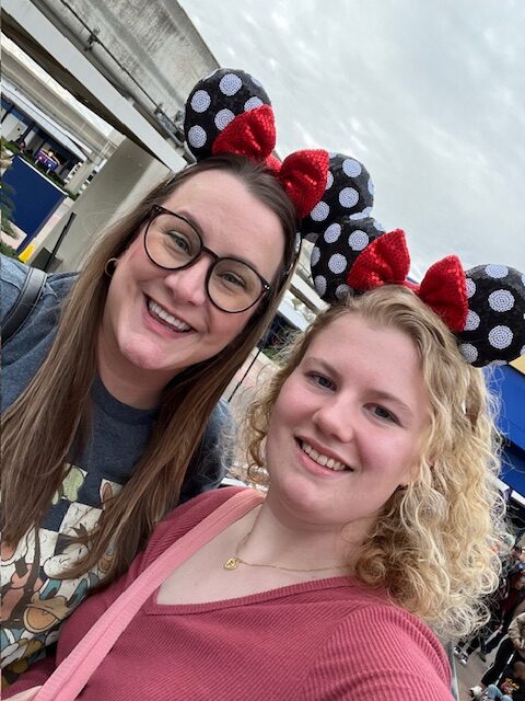 Mädchen mit Gastmutter in Disneyland