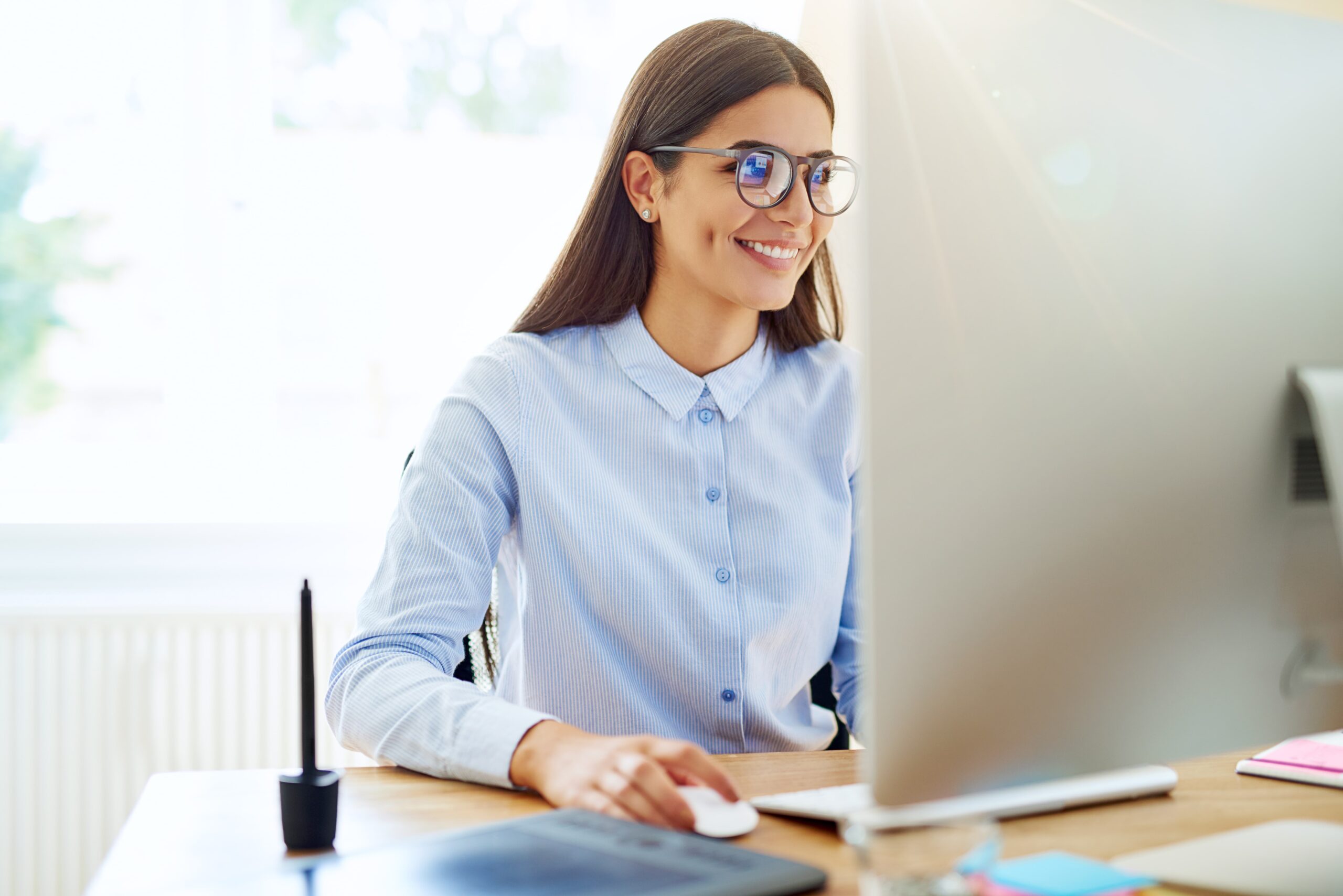 Frau arbeitet am Computer