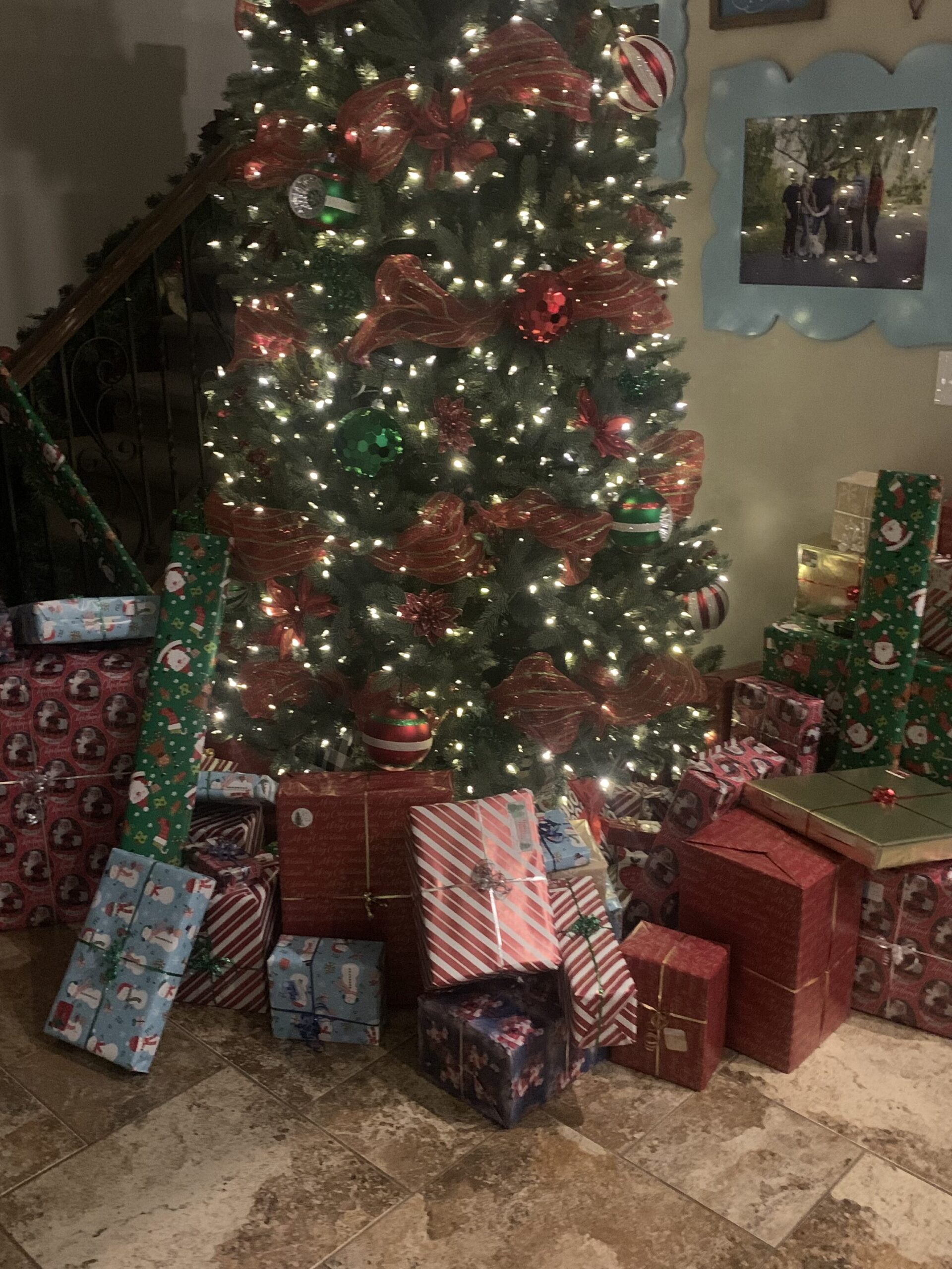 bunt geschmückter Weihnachtsbaum mit Geschenken