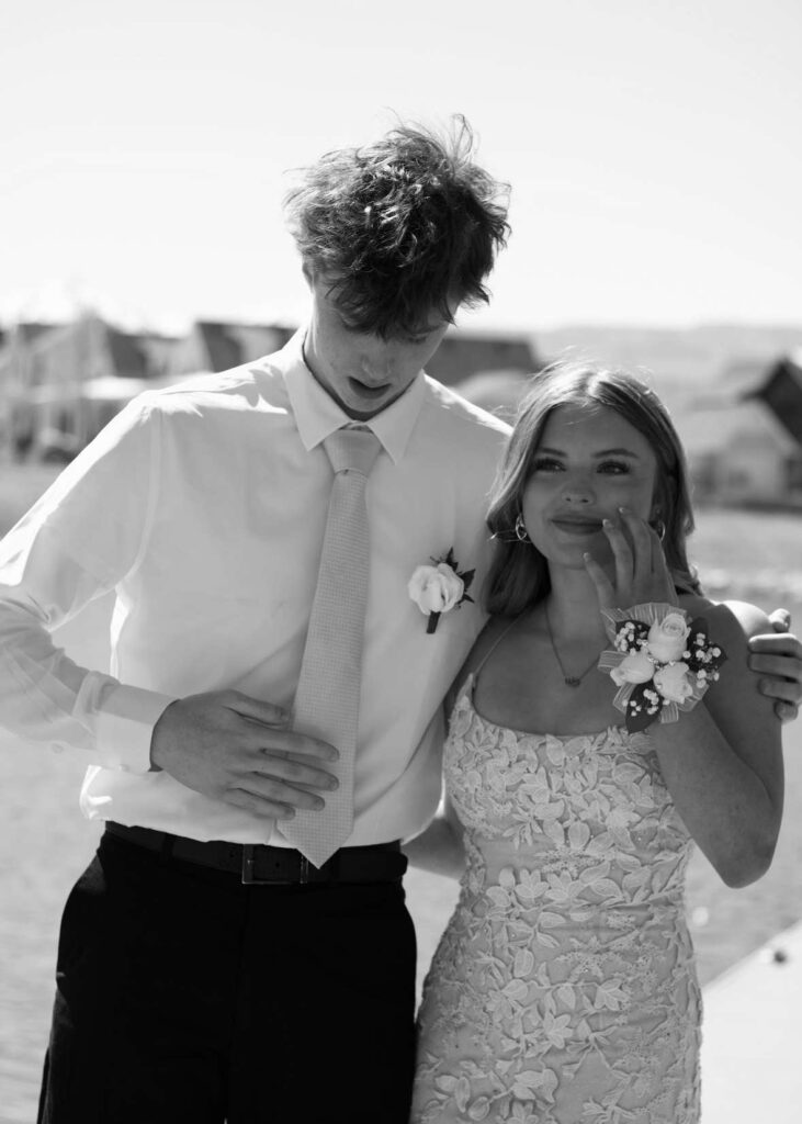 Prom, schwarz-weiß Mädchen und Junge in Balkleidung