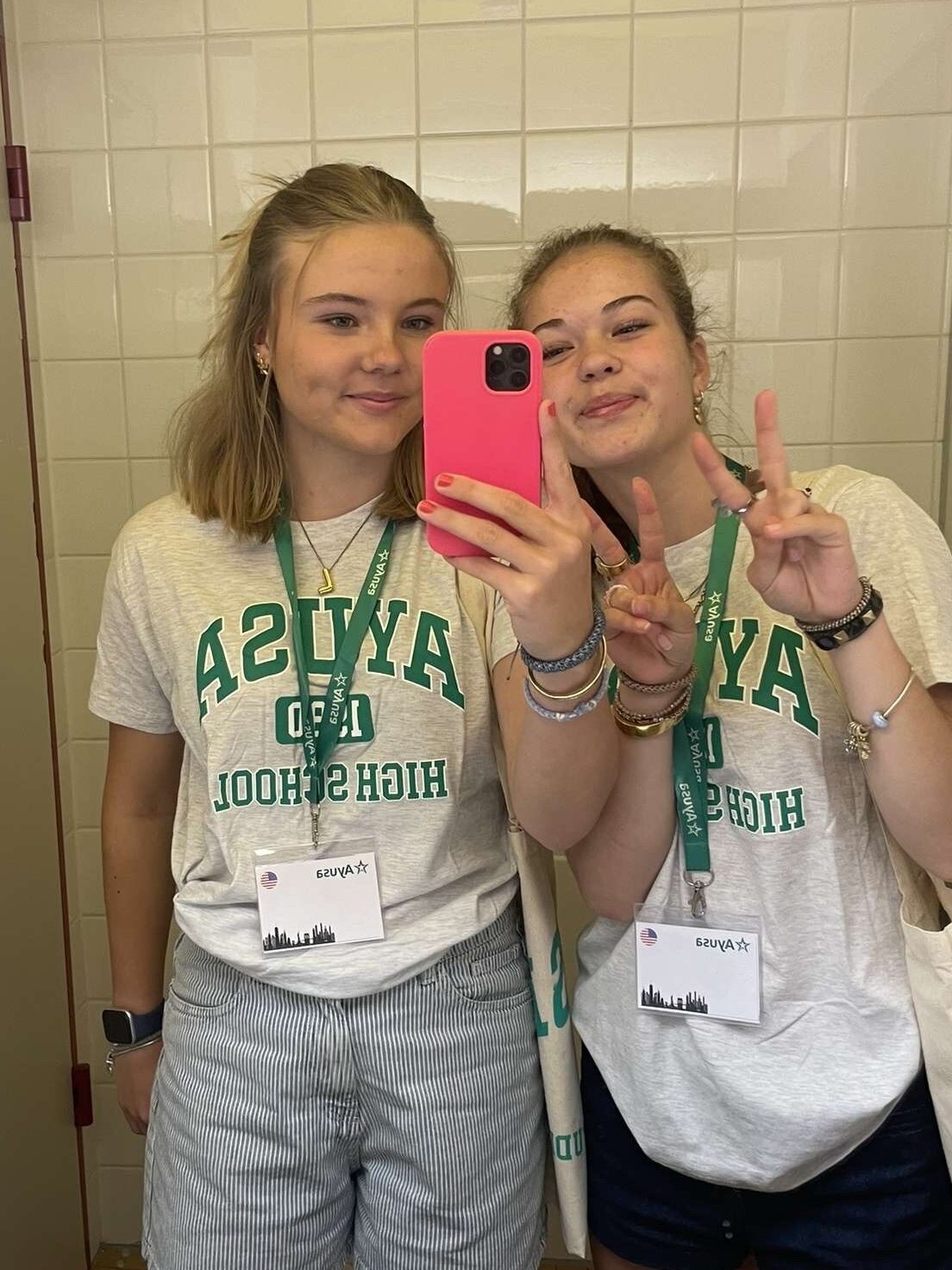 Freundinnen in Ayusa T-Shirt vor dem Spiegel