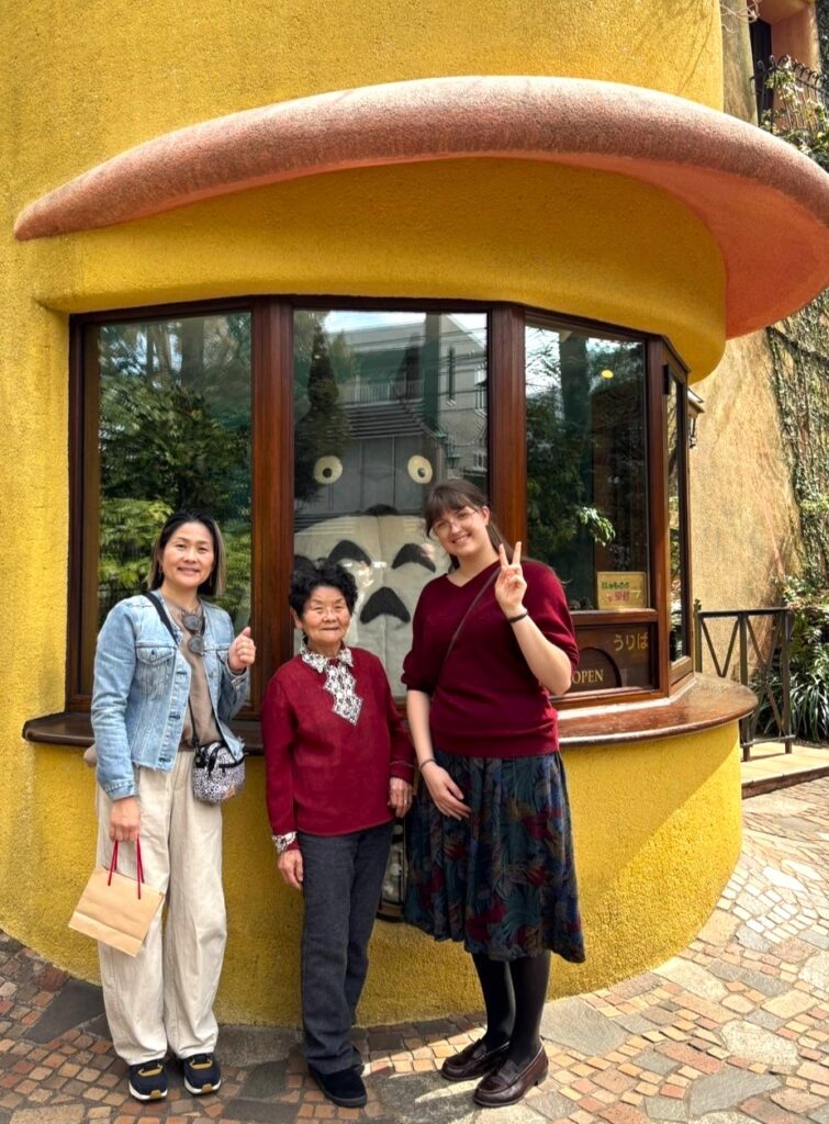 Ariya mit ihrer Gastfamilie vor dem Ghibli Museum