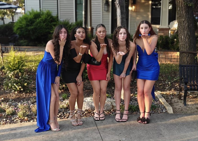 Freundinnen in Ballkleidern beim Homecoming an der High School USA