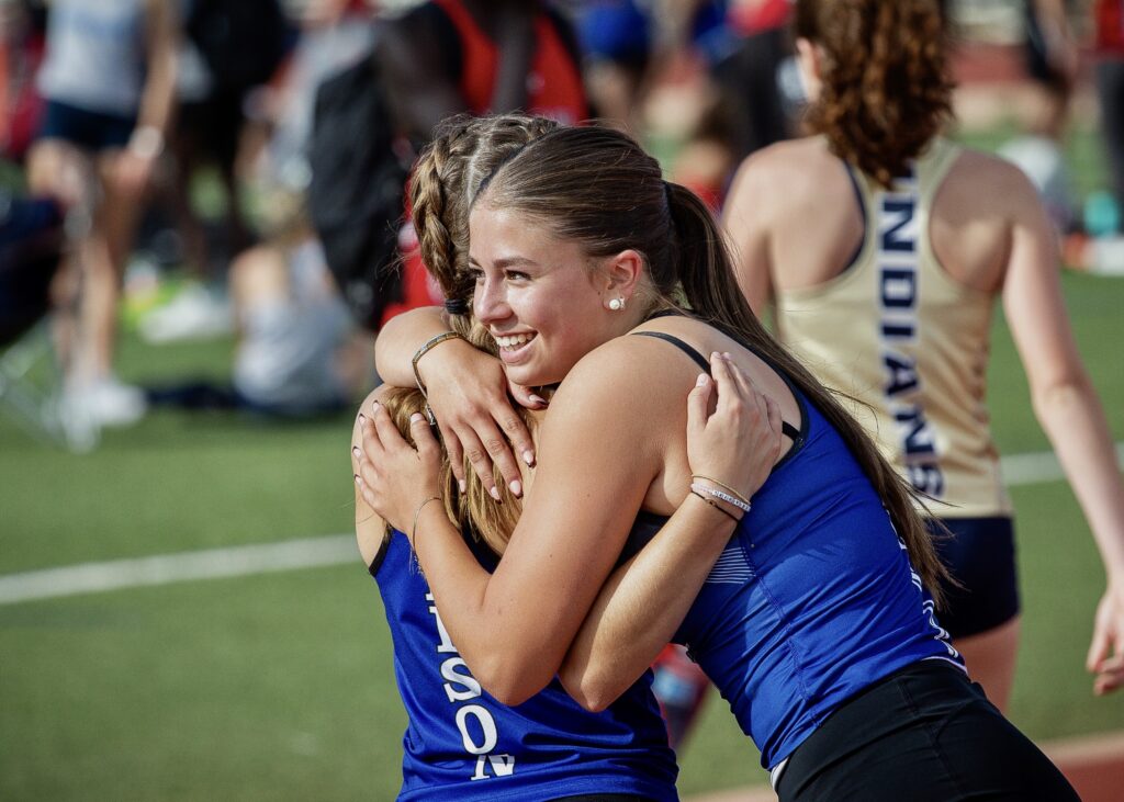 Sofia mit einer Freundin beim Leichtathletik an der High School USA