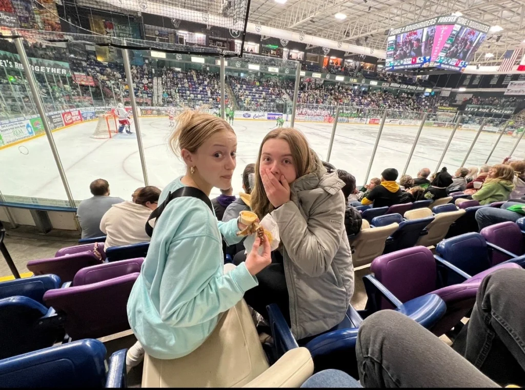 Greta und eine Freundin beim Ice Hockey.