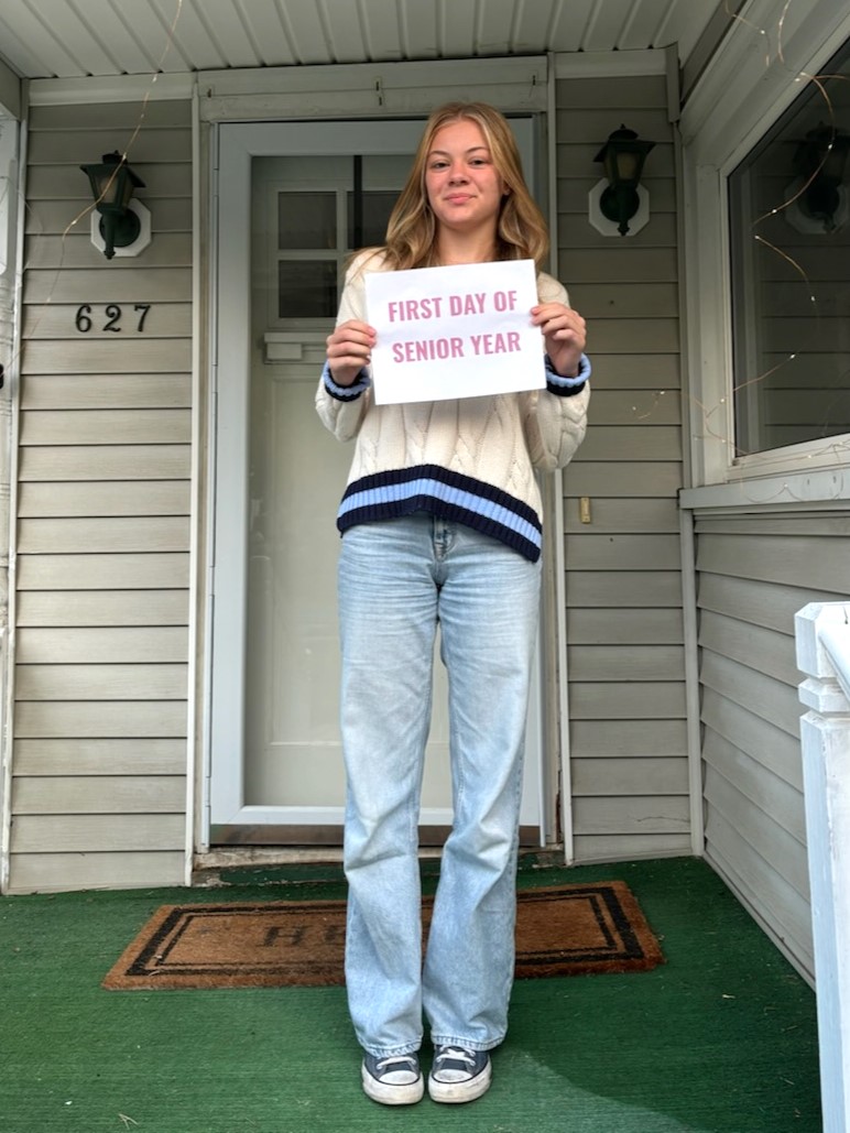 Hannah mit Schild "First Day of Senior Year"