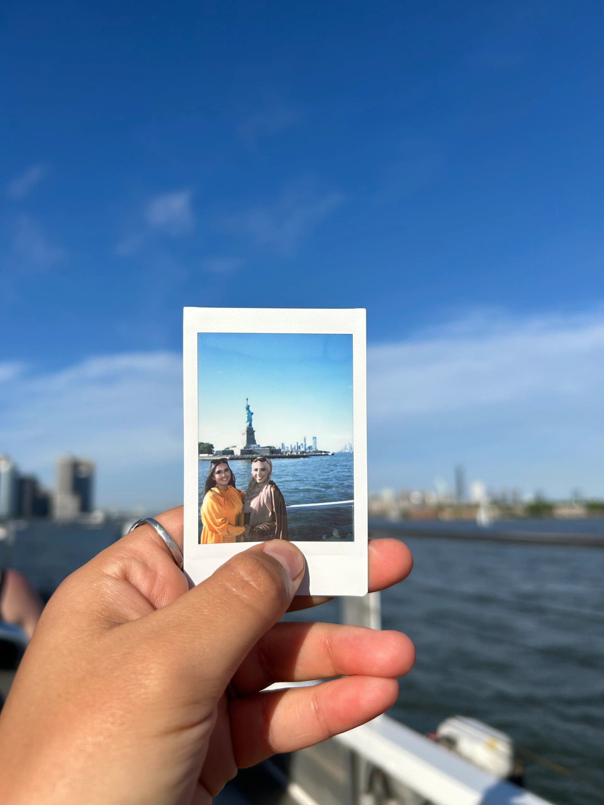 Polaroid vor Freiheitsstatue mit zwei Freundinnen