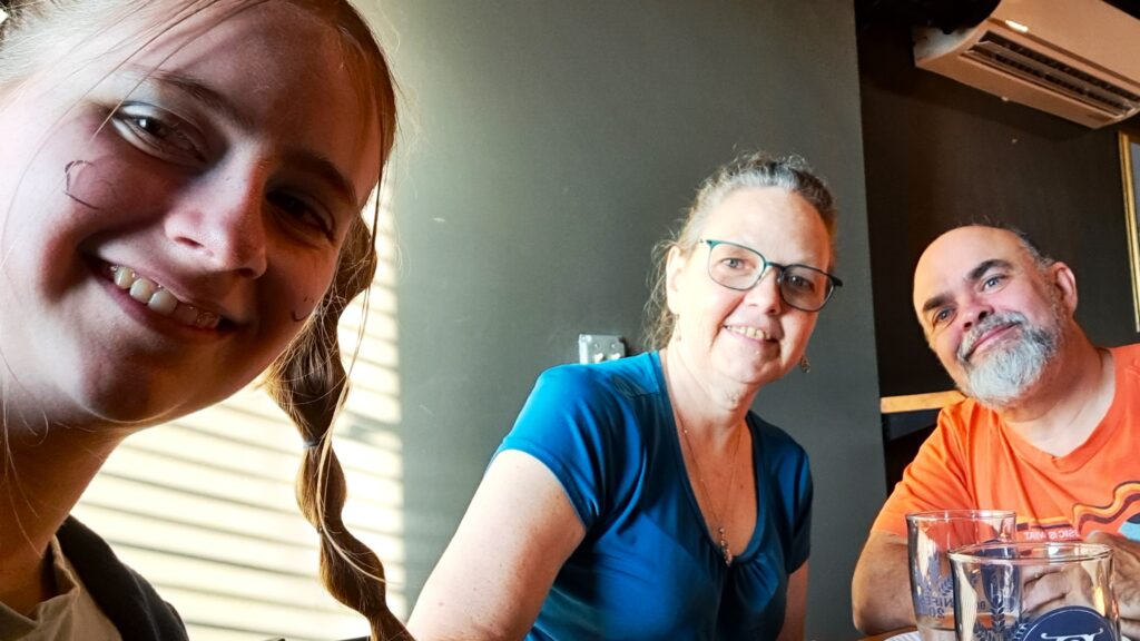 Johanna mit ihrer Gastmutter und ihrem Gastvater