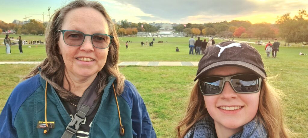 Johanna mit ihrer Gastmutter beim Trip nach Washington. National Mall im Hintergrund.
