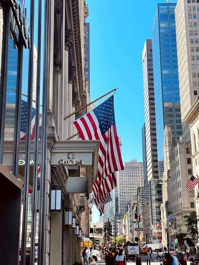 New York Straße mit USA Flagge