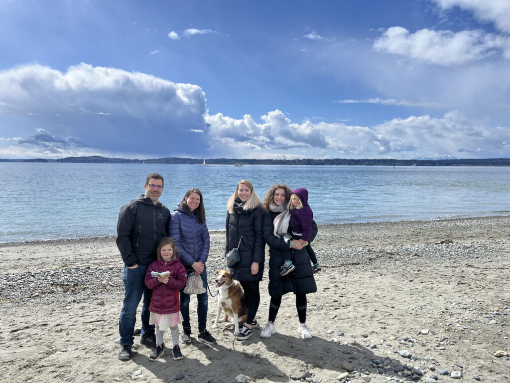 au pair mit gastfamilie und hund am strand