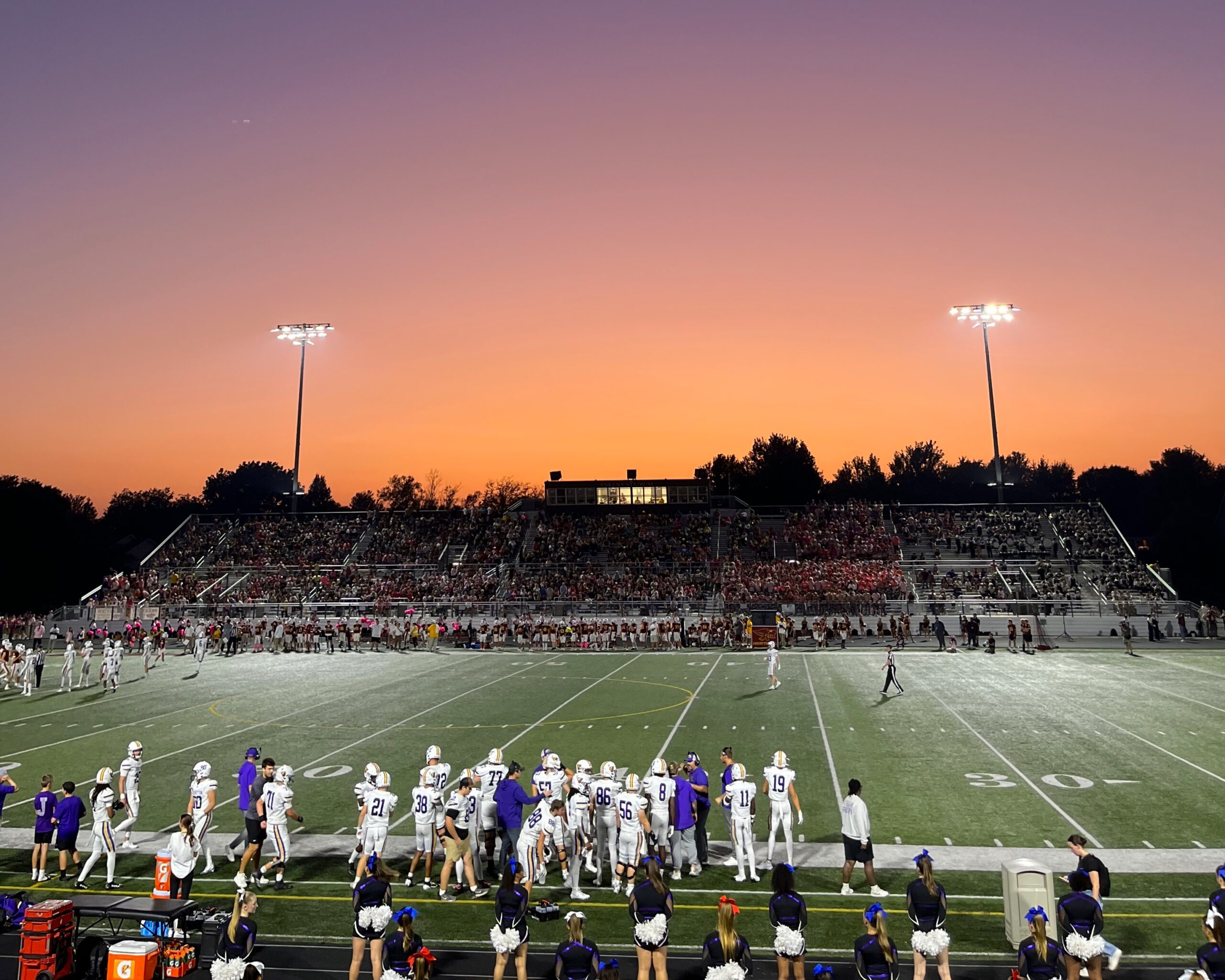 Footballfeld mit buntem Sonnenuntergang