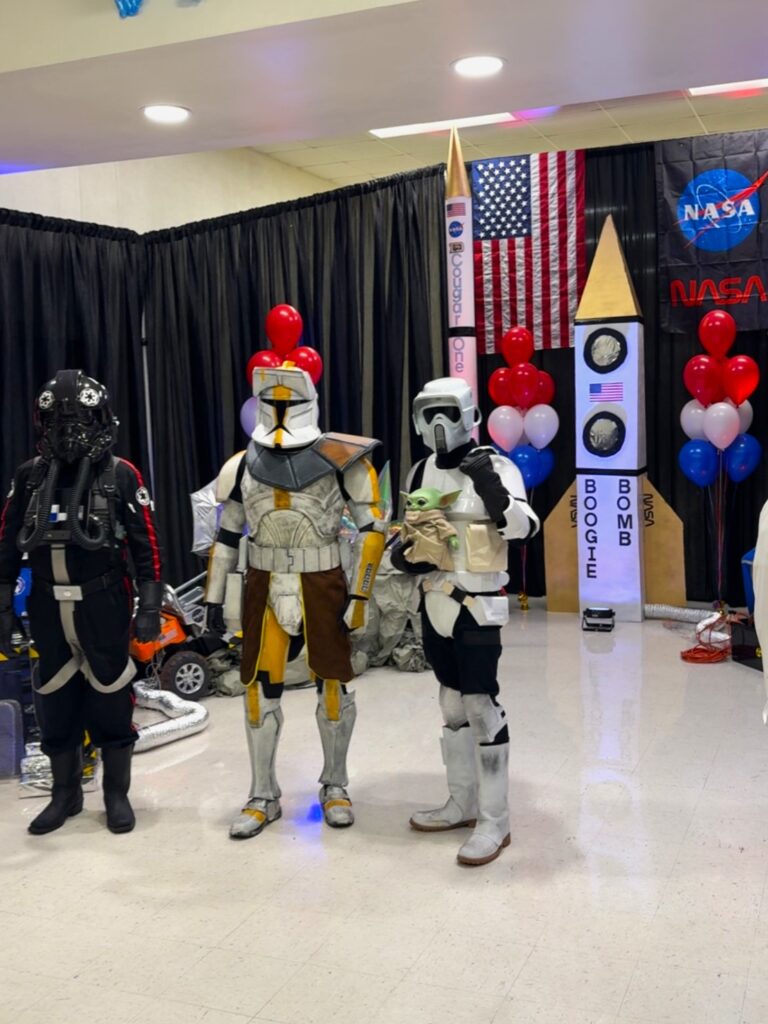 drei Menschen als Star Wars Charaktere verkleidet in einer Partylocation