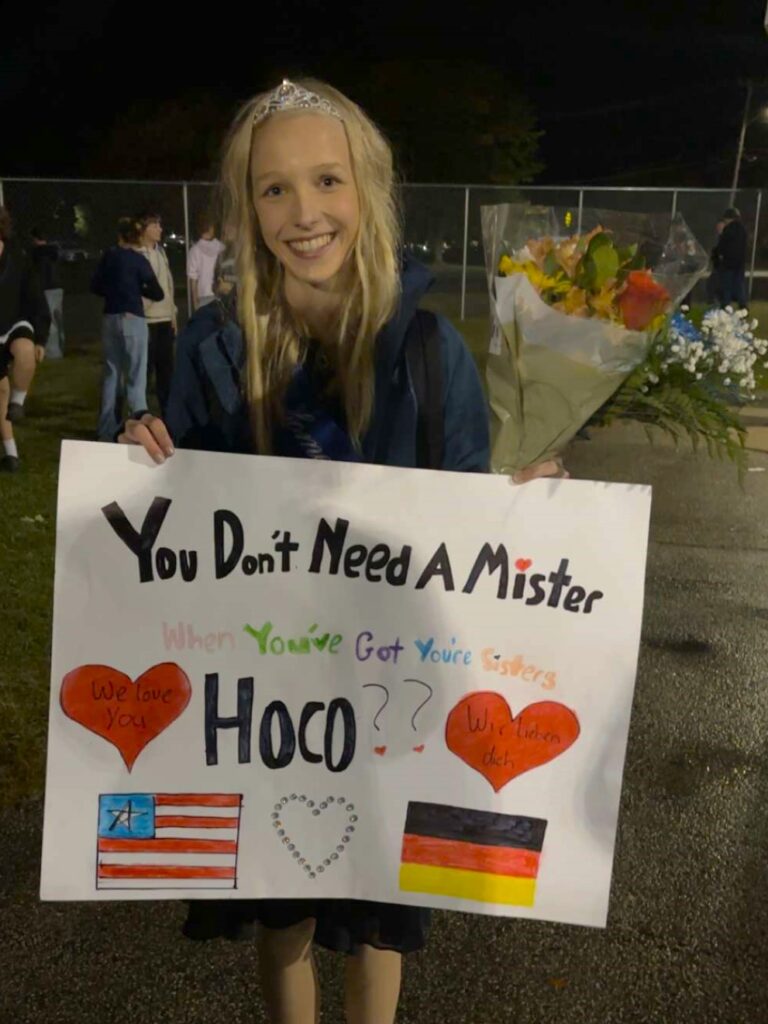 Homecoming Proposal, Schülerin mit Schild