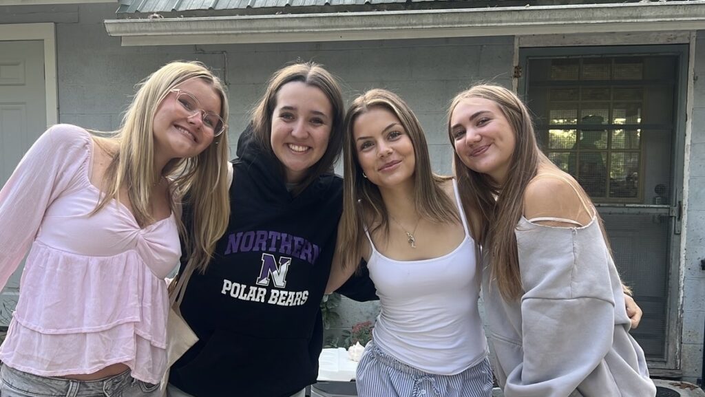 Gruppenfoto mit Mia und drei Freundinnen