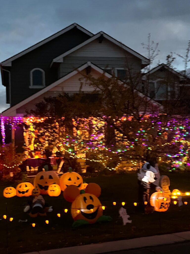 Halloweendeko USA Haus, Kürbisse, Lichterketten