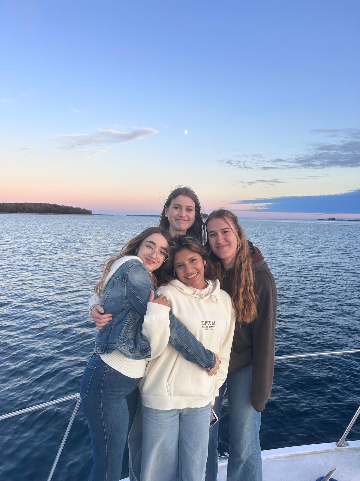 Vier Jugendliche auf einem Boot in Kanada