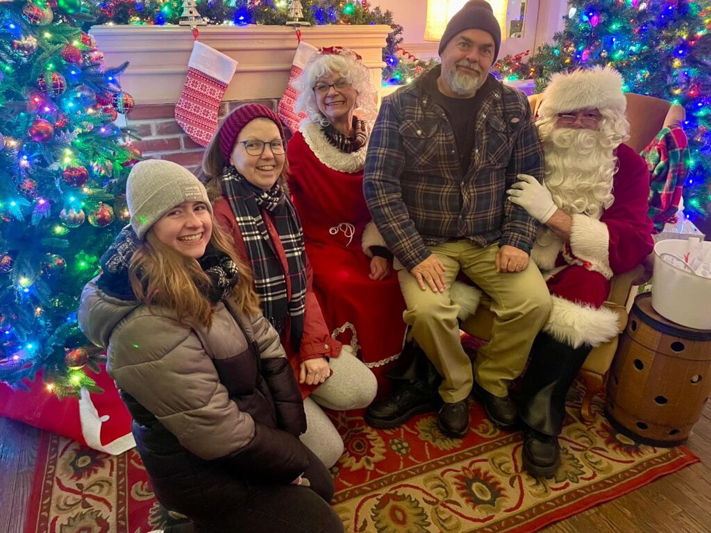 Johannas Gastfamilie mit einem verkleideten Weihnachtsmann