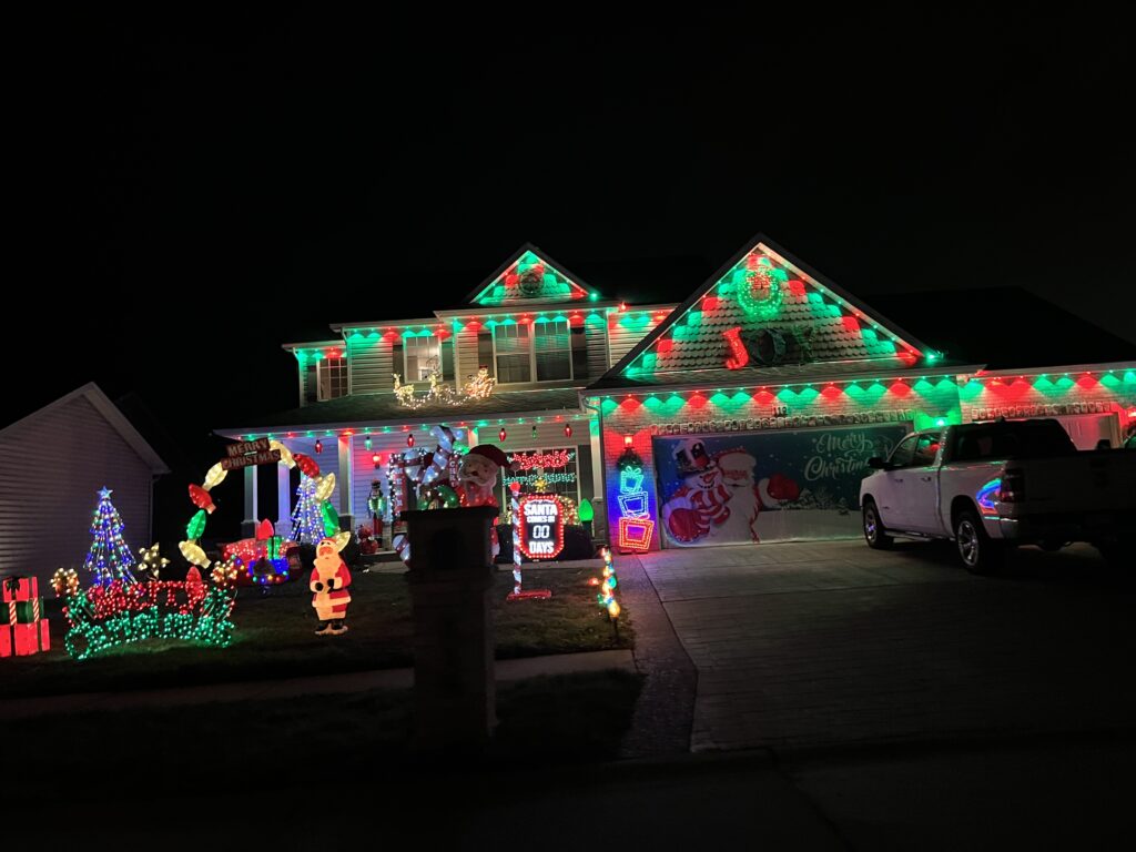 Haus in den USA im Dunkeln mit sehr viel Weihnachtsdeko beleuchtet