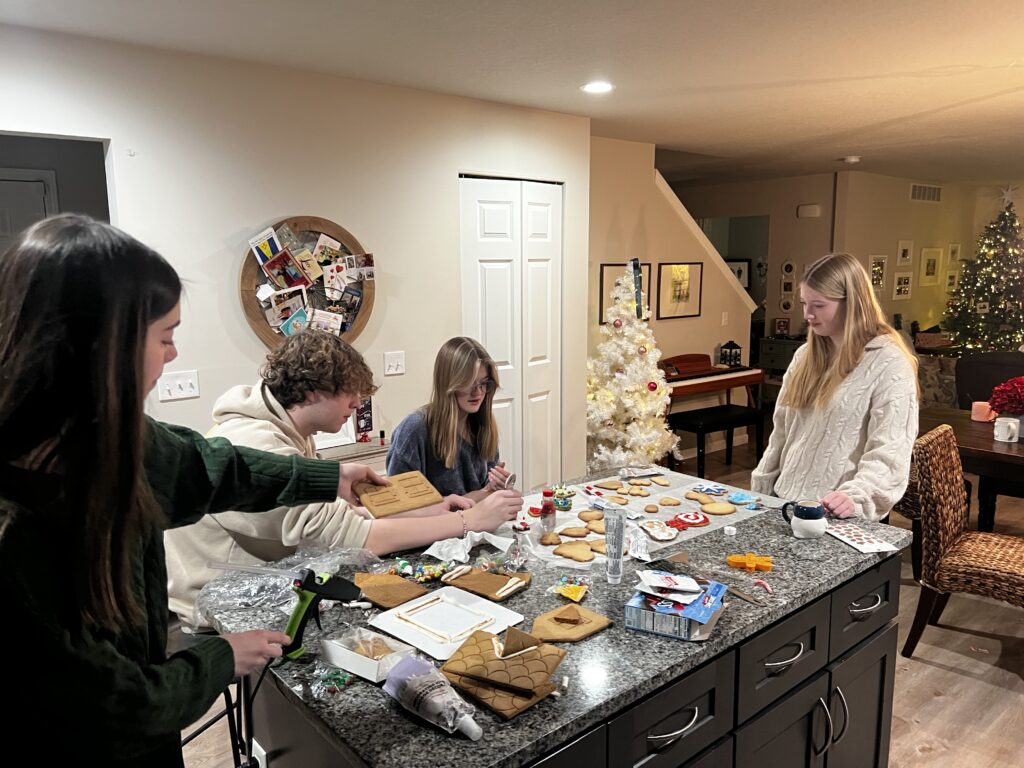 Charlotte und ihre Gastfamilie beim Plätzchen backen