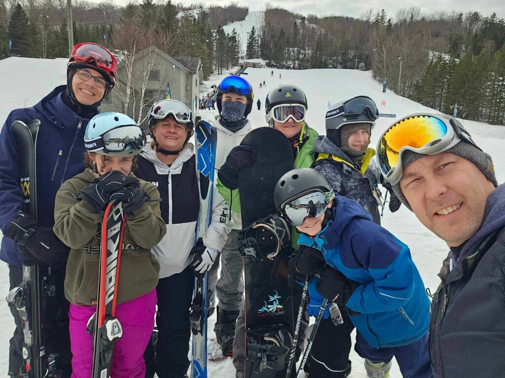 austauschschüler und gastfamilie beim skifahren in kanada