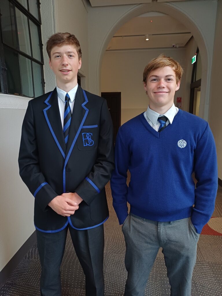 Linus in Schuluniform in Neuseeland