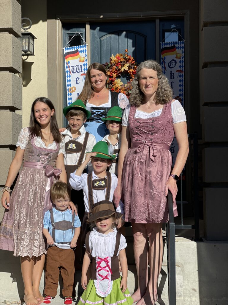 Au pair mit Gastfamilie in Trachtenoutfits