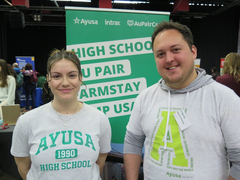 Mitarbeiter:innen von Ayusa-Intrax auf einer Bildungsmesse