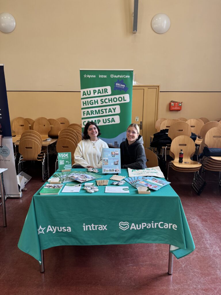 Amy am Messestand von Ayusa-Intrax