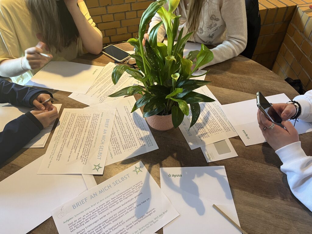 austauschschüler schreiben briefe an ihr zukünftiges Ich auf dem Vorbereitungstreffen